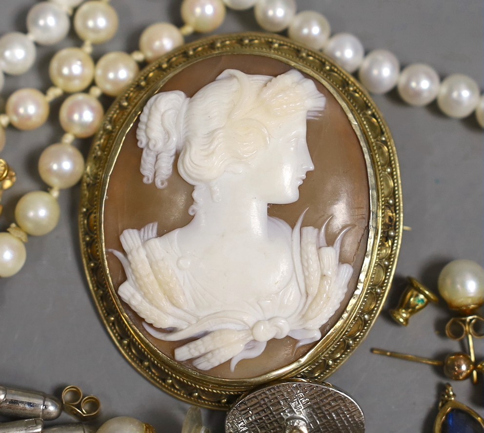 Sundry jewellery including a gilt white metal and gem set bracelet, a quartz set pendant, a 9ct gold charm, a cultured pearl and amethyst necklace, mounted cameo shell brooch and assorted cultured pearl ear studs etc.
